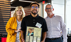 Beatty (center) receives the Luke Borinstein Award with Jill Rogers, associate GHI director (left) and Eric 正规赌钱软件apptzel, professor of biology and GHI director.