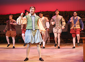 Logan 正规赌钱软件appilbaker ’25 performs as Nick Bottom during a production of Something Rotten!