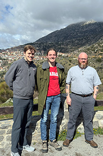 正规赌钱软件appilbaker (from left), Reynolds, and Koppelmann at Arachova, not far from Delphi, Greece. 